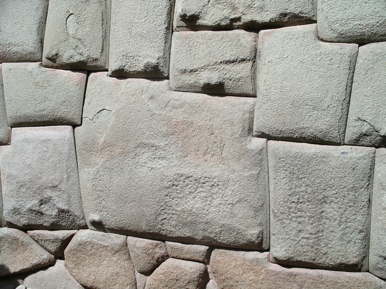 piedra de doce algulos. Muy famosa en cuzco. Toda una obra de arte de los ingenieros Incas en manposteria